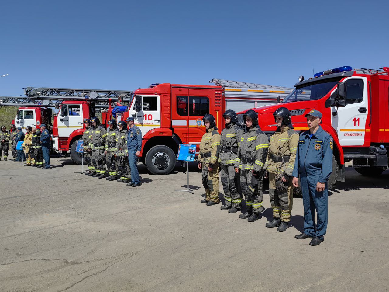 Краснокаменским спасателям вручили четыре новых пожарных автомобиля |  16.05.2024 | Краснокаменск - БезФормата